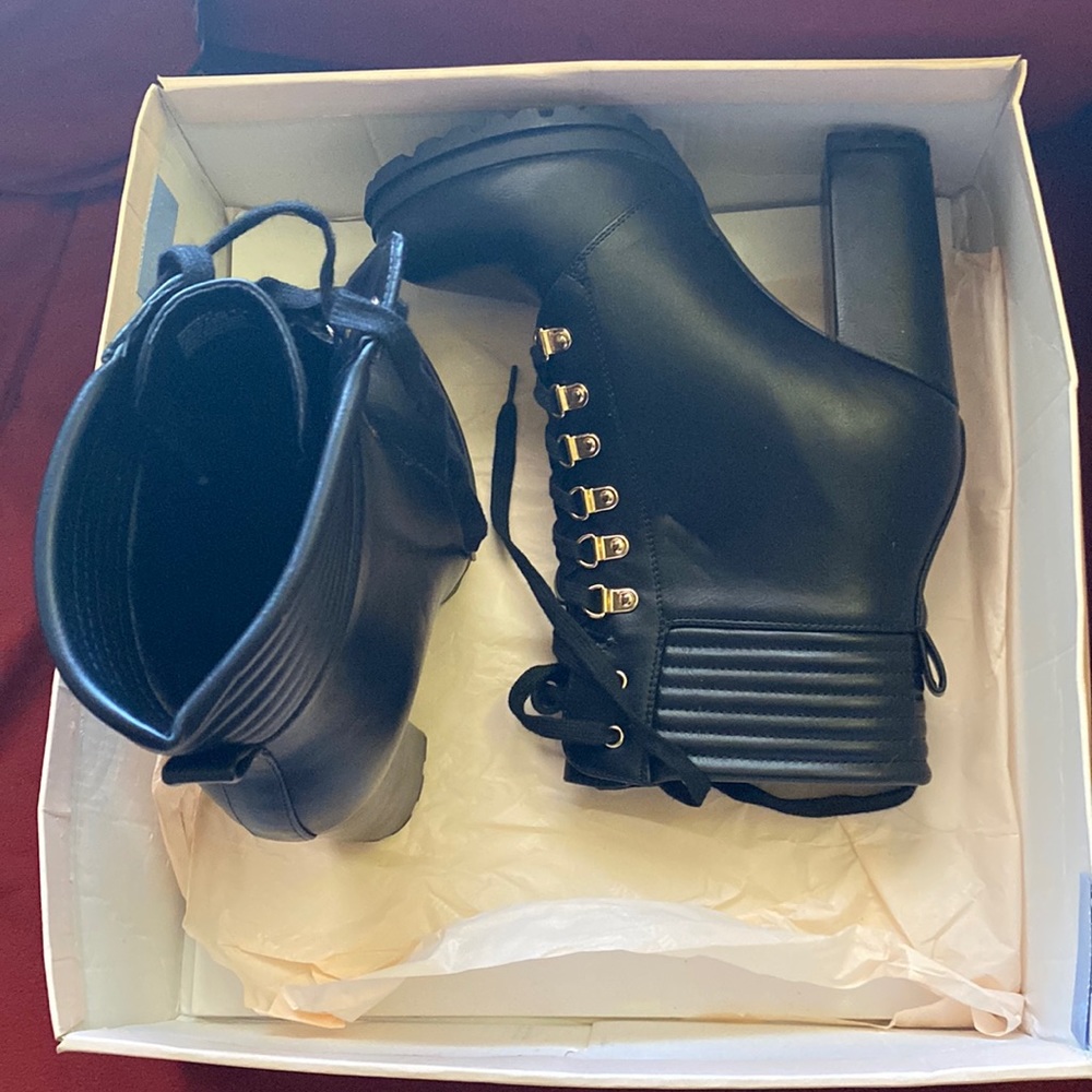 Black leather SHANDEE-E heals with gold laces